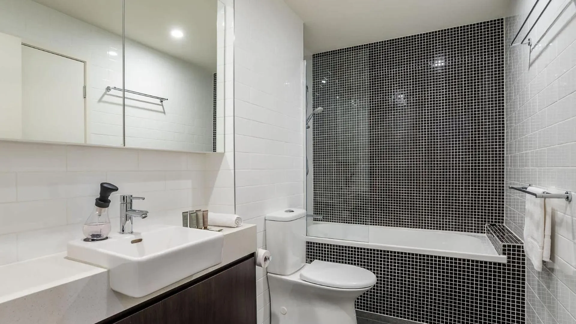 Hanlon Park Escape 250M To Stones Corner Village Brisbane 0*,