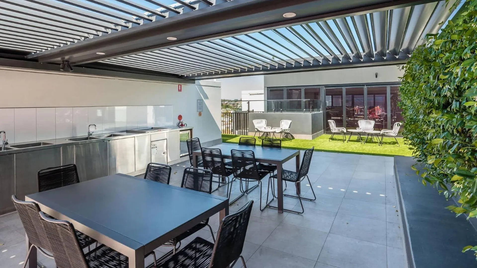 Hanlon Park Escape 250M To Stones Corner Village Brisbane
