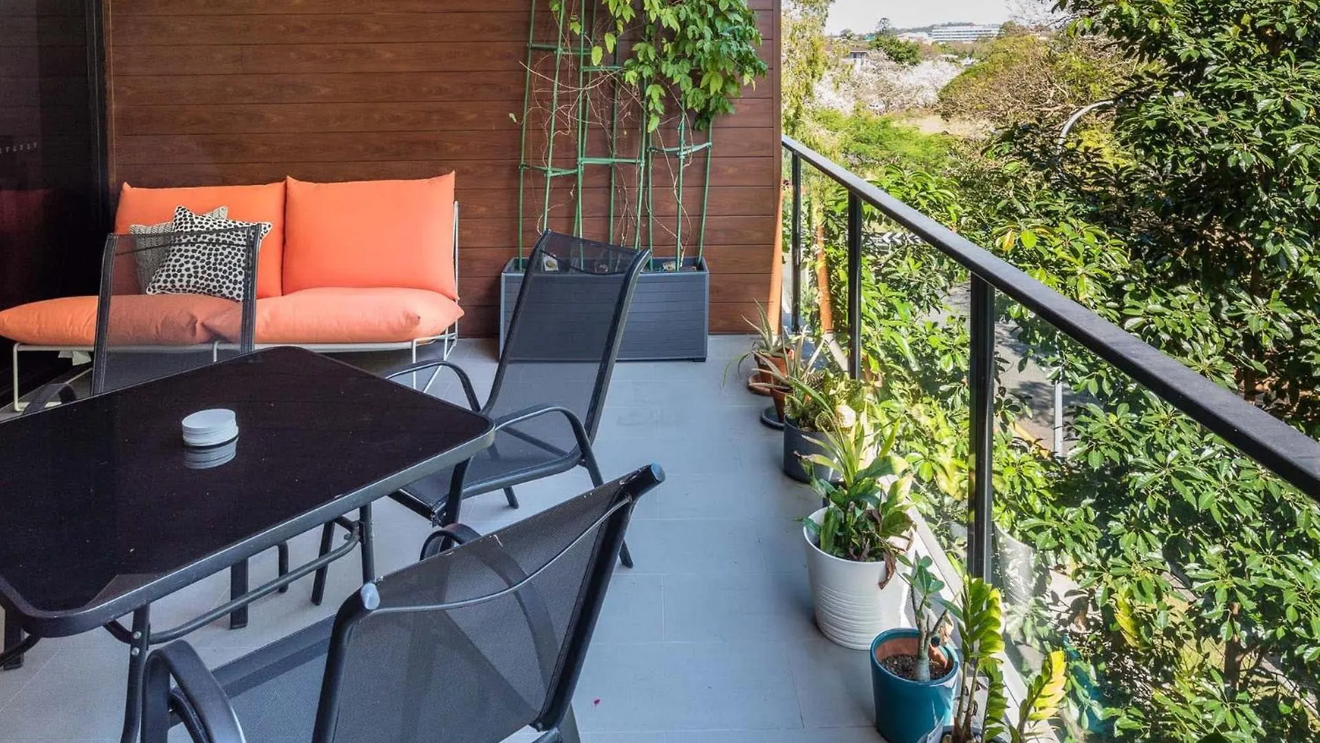 Hanlon Park Escape 250M To Stones Corner Village Brisbane